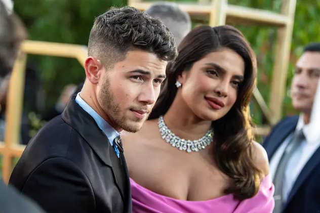 Priyanka Chopra și Nick Jonas au devenit părinți cu ajutorul unei mame-surogat. Au dezvăluit și sexul bebelușului