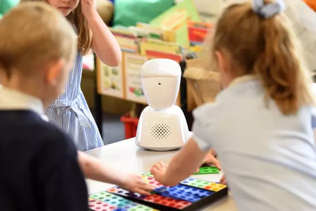 Un robot merge la școală în locul unui băiat din Germania cu probleme medicale. „Elevii vorbesc cu roboțelul”