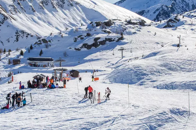 O fetiță care învăța să schieze în Alpii francezi a murit după ce un schior a lovit-o în plin