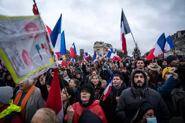 Proteste în Franța față de certificatul verde și strategia președintelui Macron: „Te vom enerva”