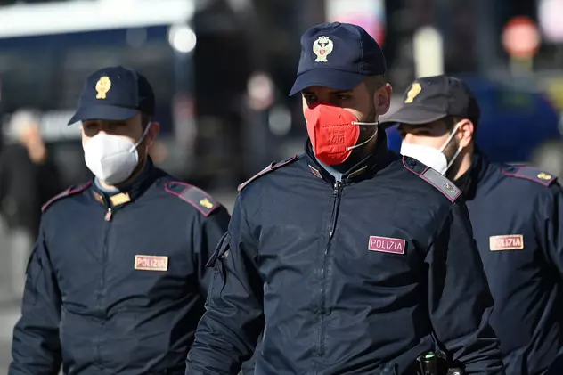 Poliţiştii din Italia, revoltați după ce au primit măşti de protecție roz: Riscă să afecteze ”imaginea instituției”