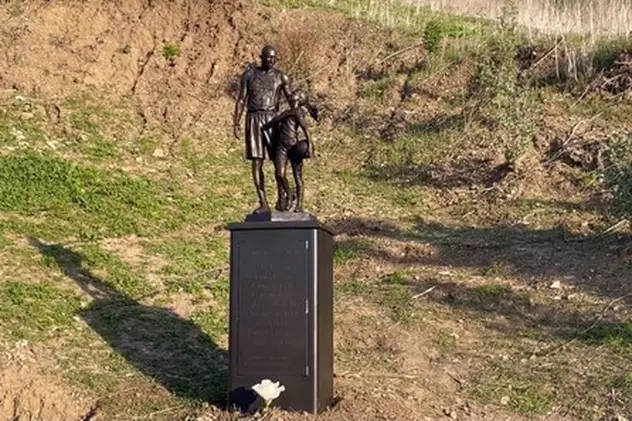 O statuie cu Kobe Bryant și fiica lui a fost amplasată la locul accidentului de elicopter în care cei doi și-au pierdut viața