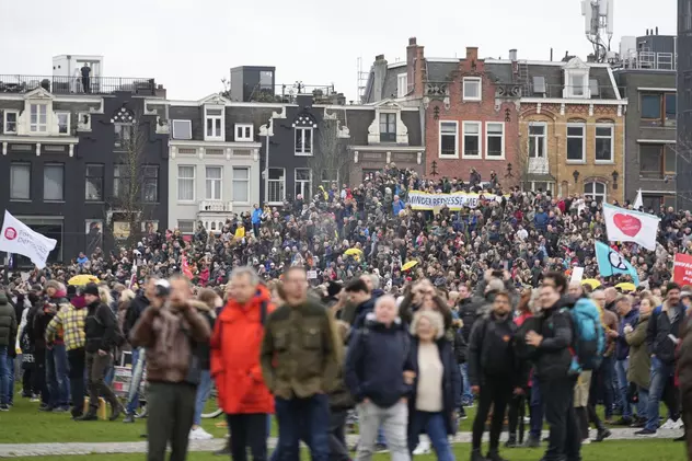 Protest de amploare la Amsterdam, față de restricții. Țara e în lockdown din 19 decembrie