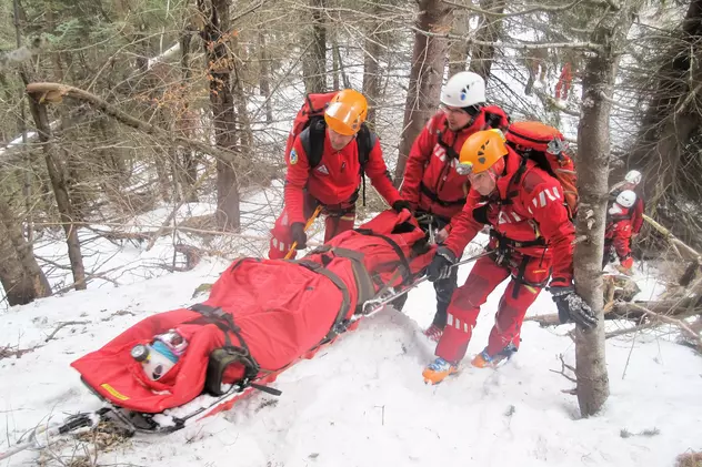 Misiuni dificile pentru salvamontiştii din toată ţara. Au salvat aproape 60 de persoane, în ultimele 24 de ore