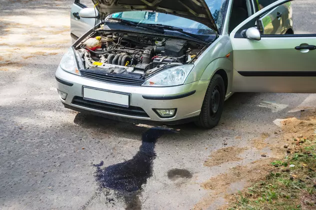 Scurgerile de ulei la mașină – de ce apar și cum poate fi eliminată cauza