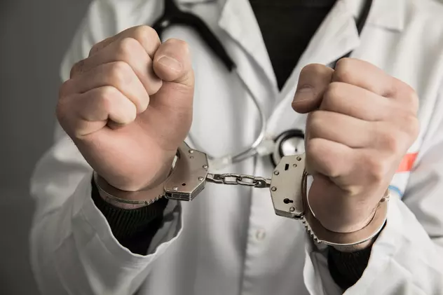 Judecătorul care a decis arestarea medicilor suspectați de vaccinări fictive: „Au transformat actul medical într-o afacere”
