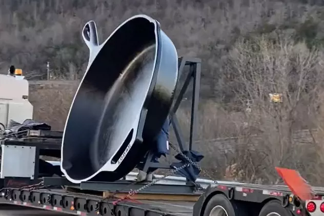 VIDEO | Cea mai mare tigaie de fontă din lume, transportată cu un camion „gabarit depășit”, după fabricare