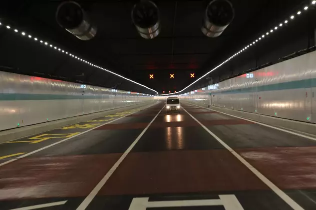 China a inaugurat a doua cea mai lungă autostradă subacvatică din lume. Ce lungime are și în cât timp a fost construită