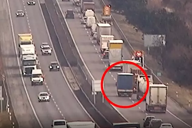 VIDEO | Momentul teribil când un șofer român intră cu camionul direct în remorca de semnalizare, pe autostradă, în Ungaria