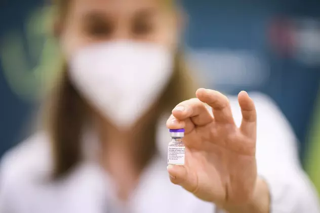 Medic de familie din Dolj, trimis în judecată pentru că a „vaccinat la chiuvetă” peste 900 de persoane