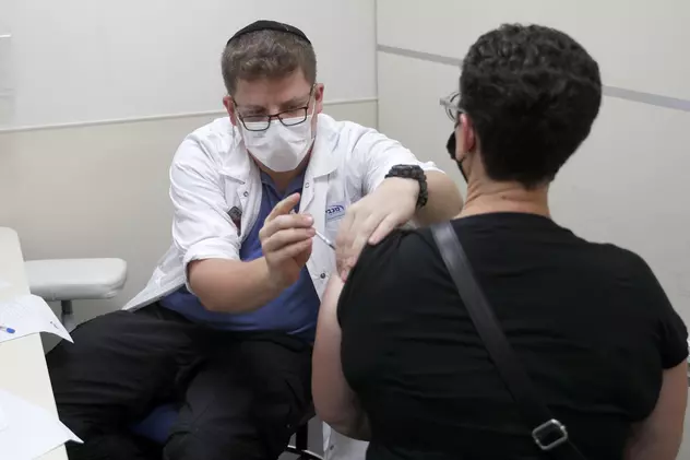 Israelul va administra doza a patra de vaccin și persoanele cu vârste sub 60 de ani care au probleme de sănătate