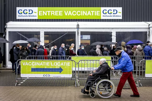 Vaccinarea cu noi doze la câteva luni nu reprezintă o strategie viabilă pe termen lung împotriva COVID, avertizează experții