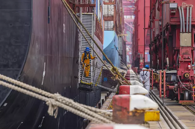Lanțul global de aprovizionare, afectat de lockdown-urile în cascadă din China. Porturile și fabricile de cipuri, cele mai lovite