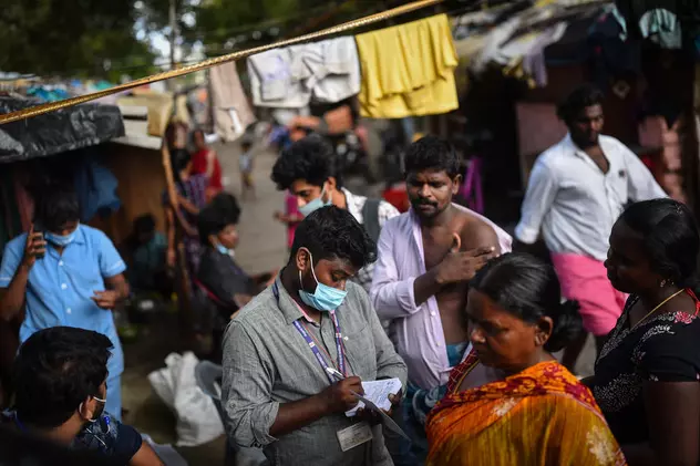 Un pensionar din India s-a vaccinat împotriva COVID-19 cu cel puțin 8 doze. Cum se simte bărbatul în prezent