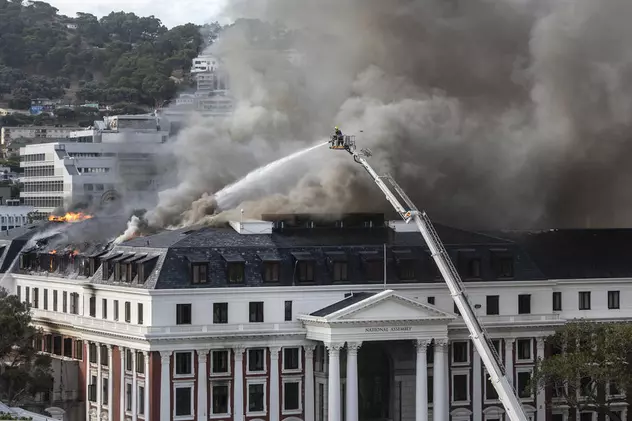 Incendiul de la Parlamentul din Cape Town a reizbucnit, după ce inițial fusese controlat