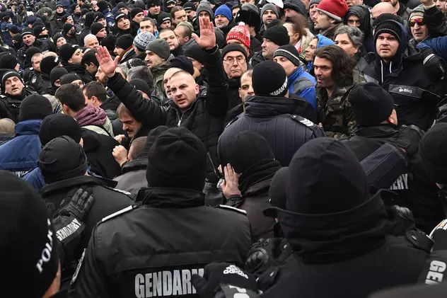 Incidente în Bulgaria, la un protest antirestricții. Manifestanții au vrut să intre în Parlament, unde ușile au fost baricadate cu mese