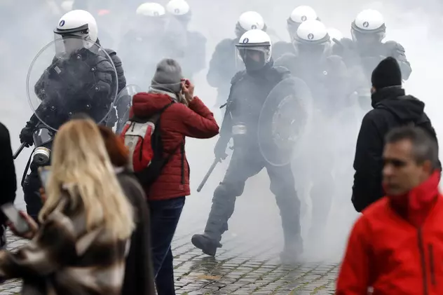 Proteste violente la Bruxelles, față de măsurile sanitare. Zeci de arestări în urma ciocnirilor dintre poliție și manifestanți