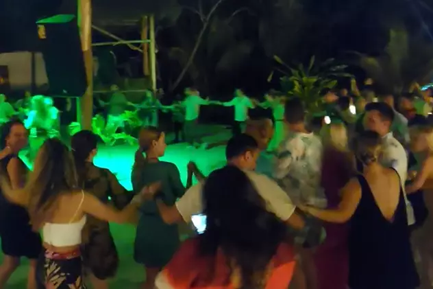 VIDEO | Cea mai mare petrecere românească de Revelion din Africa. 400 de oameni au încins hora pe o plajă sălbatică