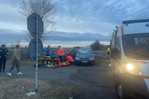Un copil de 8 ani a murit, iar alți cinci au ajuns la spital, după ce mașina în care se aflau s-a răsturnat, în Arad