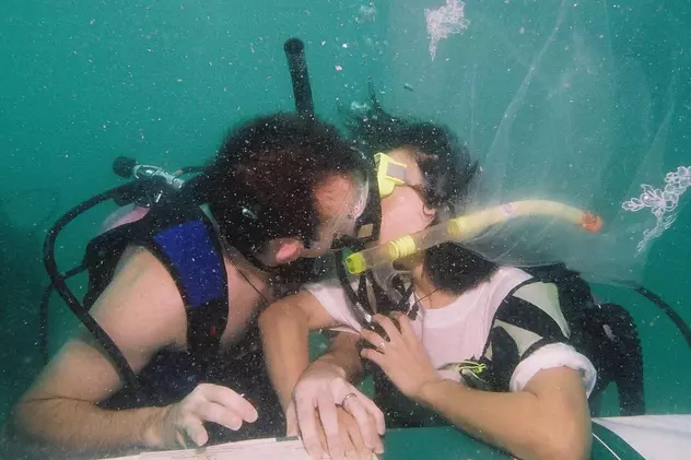 Nunți sub apă și un sărut de două ore. Cele mai inedite moduri de a sărbători Ziua Îndrăgostiților