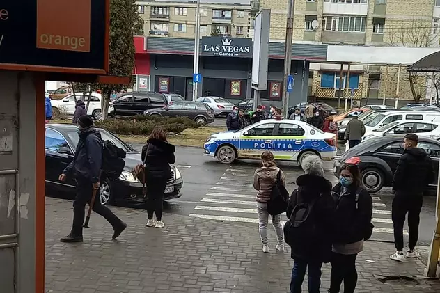 Adolescent de 16 ani din Bacău, lovit de mașina de poliție pe trecerea de pietoni, după ce „a traversat în fugă”