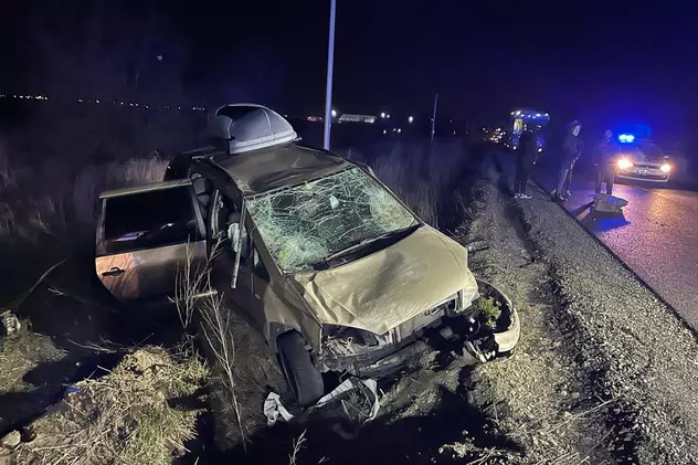 Doi bărbați, loviți mortal de un autoturism scăpat de sub control, pe un drum din Arad