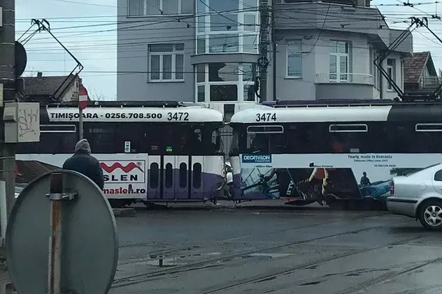 Două tramvaie s-au ciocnit frontal în Timișoara. Accidentul, surprins de camerele de supraveghere