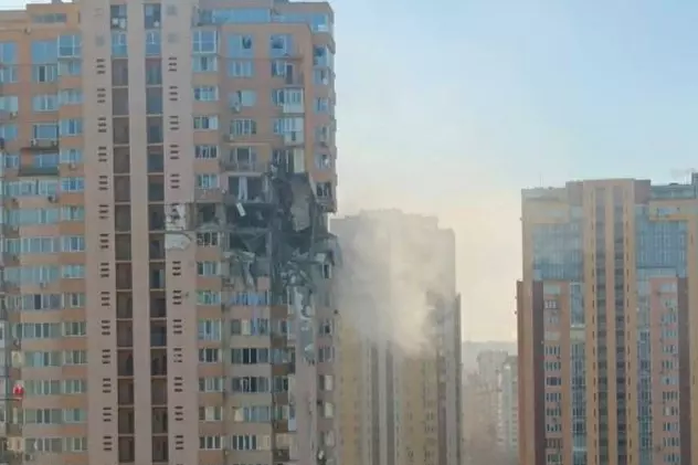 VIDEO | Bloc de locuințe din Kiev, lovit de o rachetă sâmbătă dimineață. Momentul șocant, surprins de camere