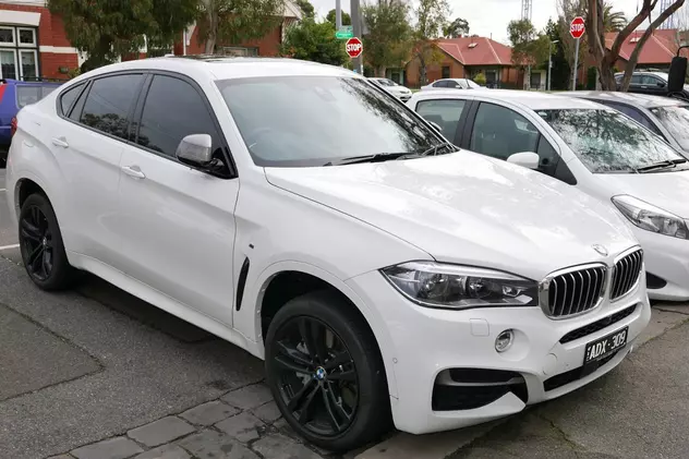 Un român și-a luat BMW X6 în leasing, din Marea Britanie, poliția a venit și i l-a ridicat din curte, din Suceava