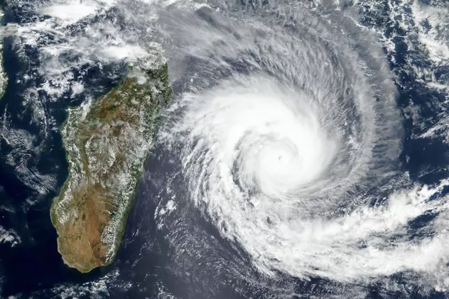Ciclonul Batsirai a lovit insula Madagascar. Un oraș a fost distrus aproape complet
