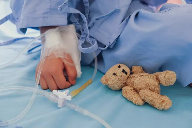 Fetiță de trei ani, din Suceava, internată în spital, după o supradoză de sirop pentru  febră. A fost deschis un dosar penal