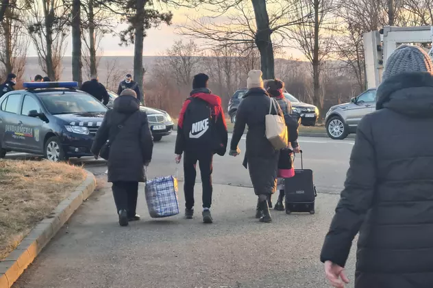 REPORTAJ | Vama Siret, poartă de intrare în Europa, pentru ucrainenii care vor să ajungă în Vest. „Merg undeva, oriunde”