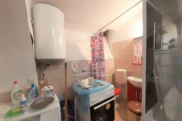 O nouă garsonieră „virală” în Cluj-Napoca, cu toaleta lângă aragazul din bucătărie. Cât costă