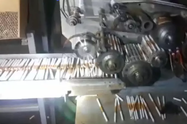 Fabrică de ţigarete contrafăcute improvizată sub o hală, descoperită în Hunedoara. Marfă de 750.000 de euro, confiscată de polițiști