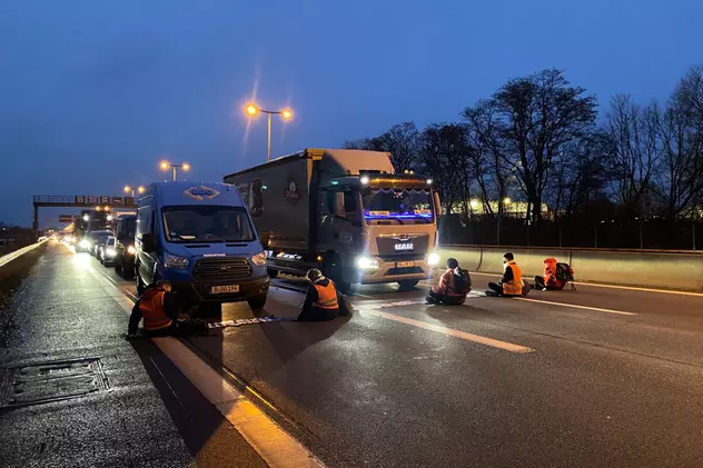 Activiștii pentru mediu germani blochează autostrăzile, lipindu-și mâinile cu adeziv de asfalt. „Dacă facem doar acțiuni cuminți, reacția politicienilor va fi prea lentă”