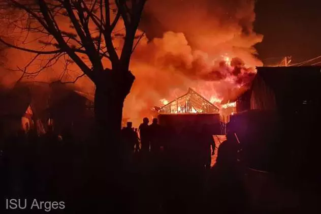 Incendiu de proporții în Argeș. Șapte case au fost cuprinse de flăcări