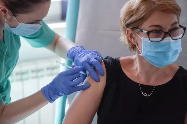 O nouă doză de vaccin anti-COVID, acum sau la toamnă? Doi imunologi din SUA explică noile seruri și cum trebuie combinate