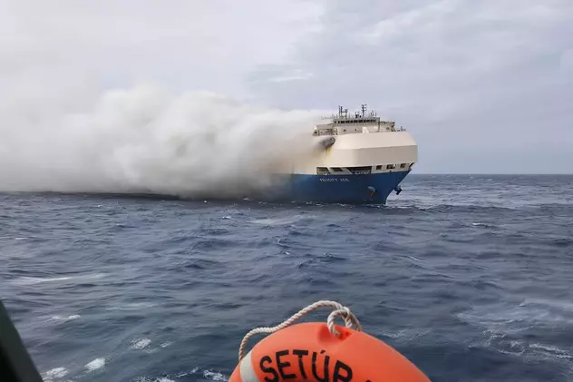 Incendiul de pe nava încărcată cu mii de mașini de lux nu a fost stins nici acum. Ce îngreunează intervenția pompierilor