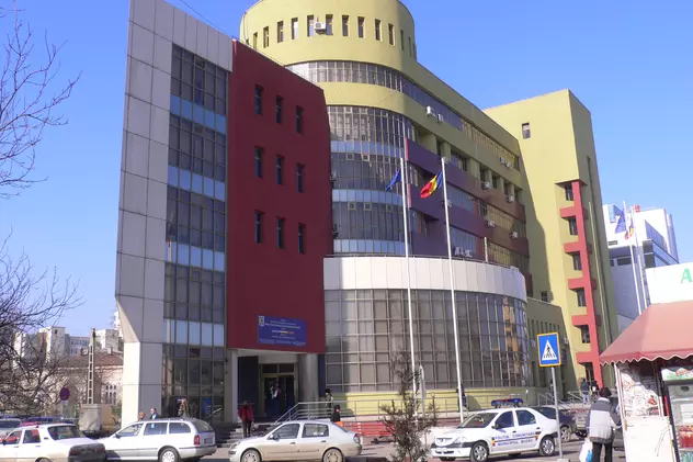 Șase funcţionari ai Fiscului din Buzău, între care şi un şef acuzat că a primit mită un scuter, cercetați de DNA