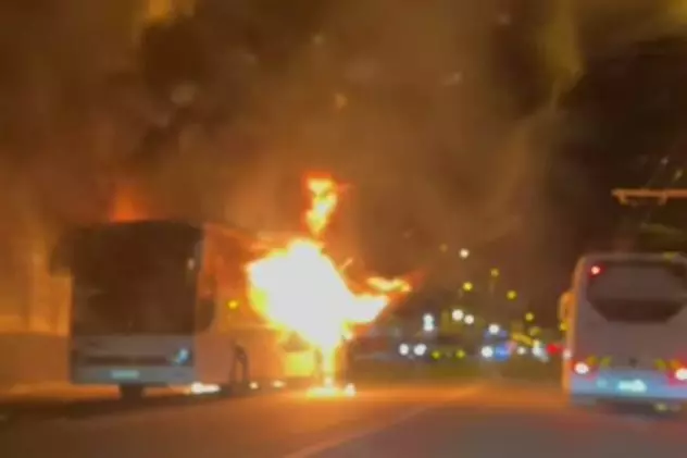 Un autobuz a luat foc în mers, în Târgu Jiu. Toți pasagerii s-au autoevacuat