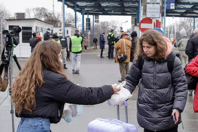 Zeci de adolescenți, voluntari la vama din Sighetul Marmației. „Cine mai simte frigul pe lângă tot ce se întâmplă acum?”