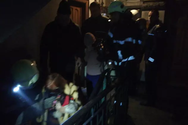 Incendiu la un bloc de locuințe sociale din Bârlad. Patru persoane au avut nevoie de îngrijiri medicale după ce fumul a inundat zece apartamente