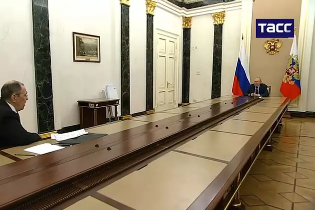 Serghei Lavrov, ținut de Vladimir Putin la aceeași distanță ca și Macron. Protocolul strict al liderului de la Kremlin