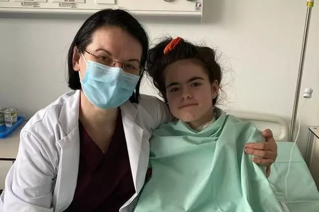 Fetița de 13 ani călcată de tren în Bacău, externată după patru operații majore. Medicii i-au salvat piciorul amputat