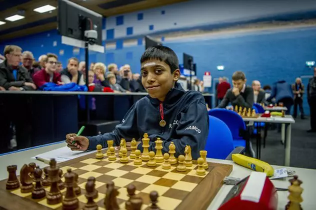 Campionul mondial la șah Magnus Carlsen, învins de un băiat de 16 ani din India