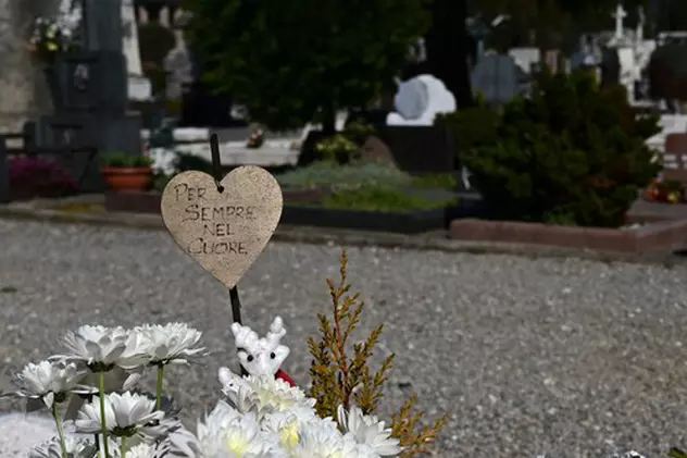 O femeie din Italia a murit pe mormântul soțului ei, unde a mers zilnic timp de 40 de ani