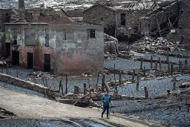 „Satul-fantomă”, apărut în Spania după ce seceta a golit un baraj: „Parcă mă uit la un film”