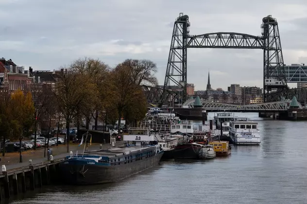 Pod vechi de 144 de ani din Rotterdam, demontat pentru a face loc iahtului de lux al miliardarului Jeff Bezos