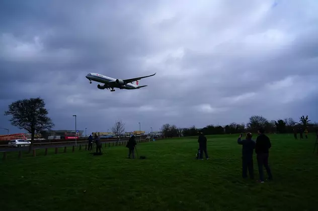 Imagini virale de pe un aeroport din Londra: avioane încearcă să aterizeze în timpul furtunii Eunice