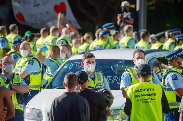 „Au aruncat cu materii fecale în noi”. Poliția a arestat 8 persoane, după confruntările cu protestatarii antivaccin, la Wellington
